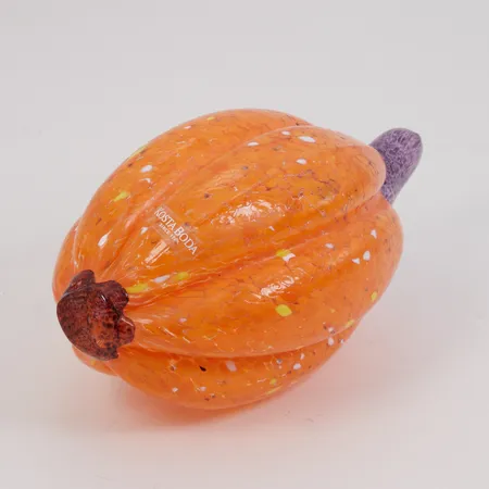 Konstglas, pumpa ur serien Frutteria, Gunnel Sahlin för Kosta Boda, signerad/numrerad, etikettmärkt, längd ca 17cm, omkrets ca 26cm Skickas med paket.