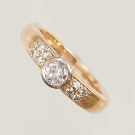 Ring med diamanter 1xca0,23ct, 8xca0,01ct, Ø16,5, bredd: 5,6mm, graverad, 18K, 6,4g.
