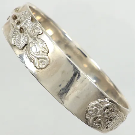 Armring med blomsterdekor, innermått 20cm, Ø69mm, bredd 15,7mm, 925/1000 silver Vikt: 80,2 g
