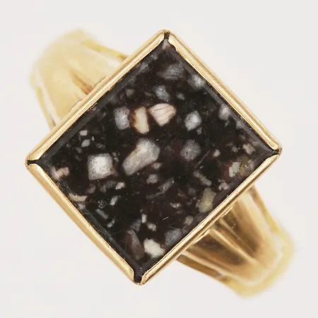 Klackring med porfyr, stl 20¾, bredd 6-15mm, fattning i 18K, gravyr, skadad, skev, 23K Vikt: 10,1 g