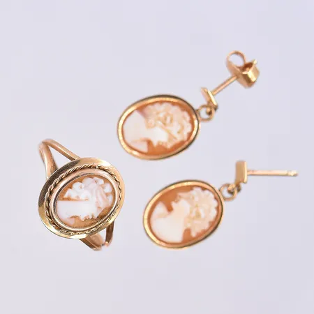 Ring och ett par örhängen med Camé, stl på ring 16¼ och bredd 2-13 mm, längd på örhänge 20 mm och bredd 10 mm, en stopp saknas, 18K. Vikt: 4,2 g