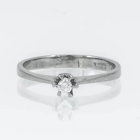 Stjärnring Galaxia i 18K vitguld med 1 x 0,06ct briljantslipad diamant (Tw-Luppren/vvs). Den är i storlek 16¼, är 2,4 - 4 mm bred och väger 1,9g. Stenstorlek 0,06ct ingraverad, stjärnringenstjärna, 18K. Nypris ca. 11660:-