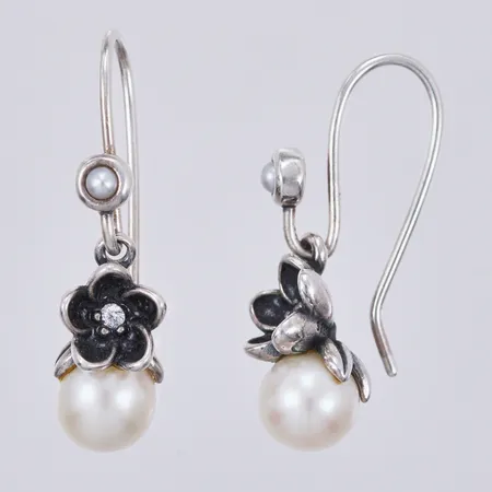 Ett par örhängen, Blomma & Pärlor, Pandora, längd: ca 2,7cm, bredd: ca 1-8mm, 925/1000, silver Vikt: 4 g