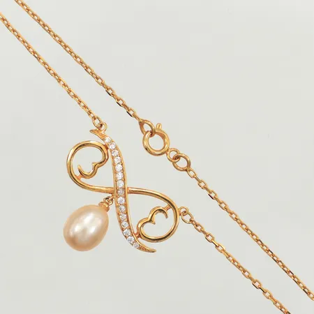 Collier med integrerat hänge, pärla, vita stenar, längd ca46,5cm, bredd 23,5mm, 21K  Vikt: 5,6 g