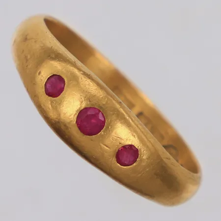 Ring med rosa stenar, stl 20½, bredd 3,9-6,8mm, skevheter, Thailand, 23K Vikt: 8,4 g