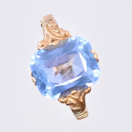 Ring med blå sten, stl 17¼, bredd 2-12 mm, slitna facetter, 18K. Vikt: 3,9 g