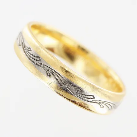 Ring, mönstrad, gul/vitguld, stl 19¾, bredd 5mm, gravyr, 18K Vikt: 6,1 g