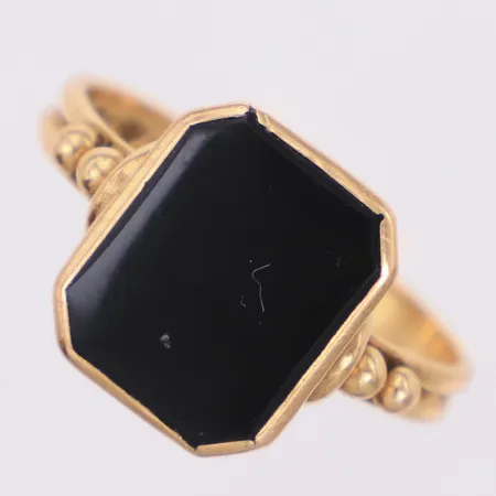 Klackring med svart sten, stl 18½, bredd 2,6-12,8mm, 18K Vikt: 3,7 g