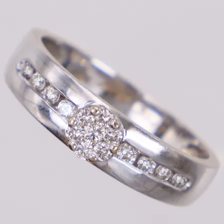 Ring med briljantslipade diamanter ca 0,27ctv, bredd 4,9mm, gravyr, stl 18, vitguld 18K Vikt: 3,8 g