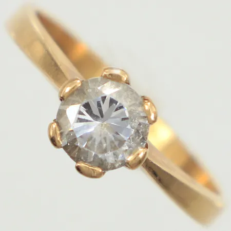 Ring med vit sten, stl 18½, bredd 2-7mm, 18K  Vikt: 4 g