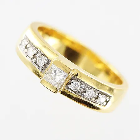 Ring, 6st briljantslipade diamanter 0,01ct/st, 1st prinsesslipad diamant ca 0,10ct, stl14¾, bredd 4-4,5mm, GHA, 18K Vikt: 4,2 g