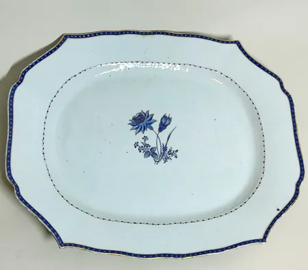 Stekfat, Qianlong, 1736-1795, Qingdynastin, 42 x 35cm,  tillverkad för Europa, rokoko, emalj förlorad i kanterna Skickas med postpaket.