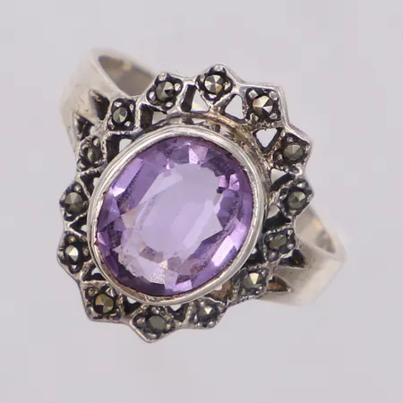Ring med lila sten och markasiter, stl 17½, bredd 17,6mm, 925/1000 silver Vikt: 3,7 g