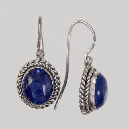 Ett par örhängen, cabochonslipade Lapis Lazuli, längd 25mm, bredd ca 11,9mm, ostämplad Silver  Vikt: 4,3 g