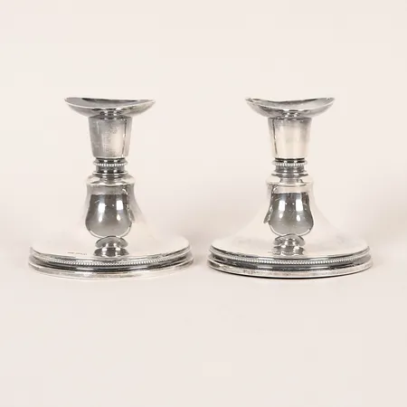 Ett par ljusstakar, MGAB, Uppsala, 1965, höjd 8,5cm, slitage, ljusmanschett med bucklor, fylld fot, silver, bruttovikt 318,6g Vikt: 0 g