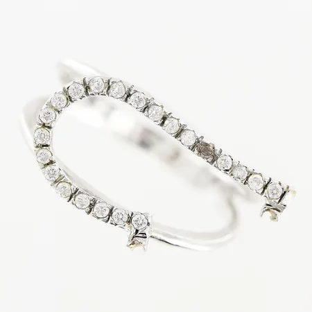 Ring, vitguld, vita stenar, stl 19¾, bredd 2,5-11mm, sten saknas, skev, 18K.  Vikt: 4,7 g