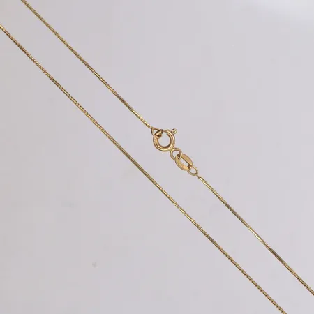 Kedja, längd 52cm, bredd 0,8mm, smärre ojämnheter på länk, 18K Vikt: 3,3 g