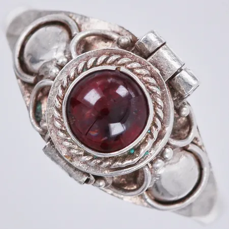 Ring bärnsten med gömma, stl ca 18, bredd ca 3-11mm, 925/1000 silver  Vikt: 3,1 g