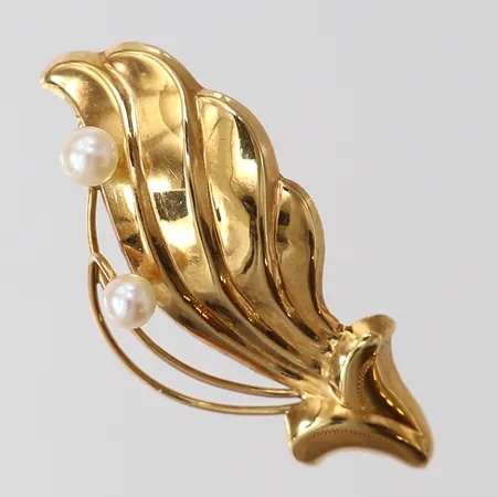 Brosch med odlade pärlor, 34x16mm, 18K.  Vikt: 2,2 g