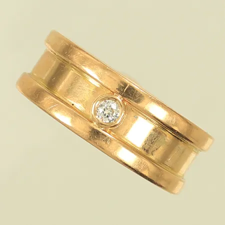 Ring med diamant, ca 0,10ct, stl 24¼, bredd 10mm, gravyr, repig, 18K, 17,2g Vikt: 17,2 g