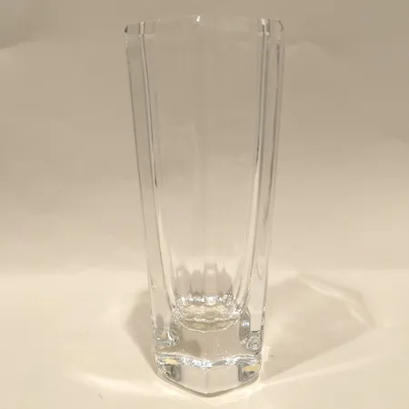 Kristallvas, Bengt Edenfalk, Kosta Boda, 44268, höjd 18cm, Ø7cm, signerad Skickas med paket.