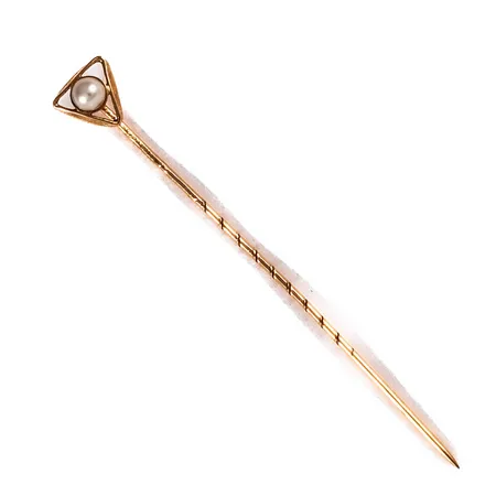 Kravattnål i 18K guld med odlad pärla Ø 3 mm. Den är 53 mm lång, 0,8 - 7 mm bred och väger 0,6g.