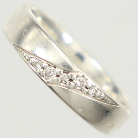 Ring med diamanter 5x ca 0,01-0,03ct totalt 0,09ct enligt gravyr, stl 19, bredd 5mm, gravyr, Schalins, 935/1000 silver Vikt: 4 g