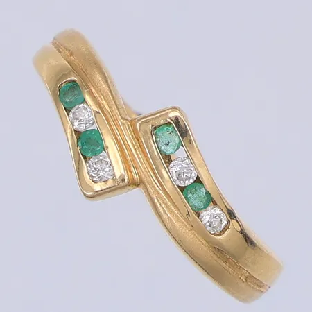 Ring, vita & gröna stenar, stl 17½, 14K Vikt: 2,8 g