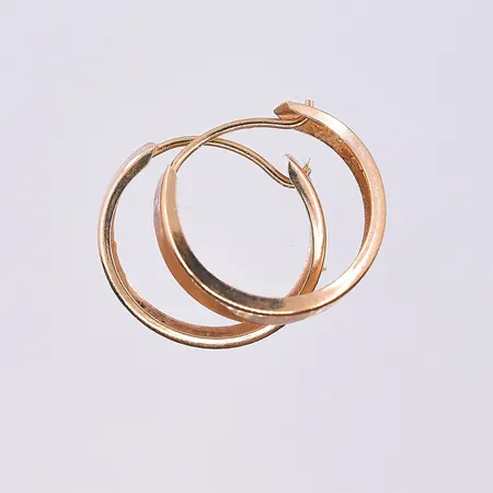 Ett par örhängen, Ø10 mm, bredd 3 mm, 18K. Vikt: 0,5 g