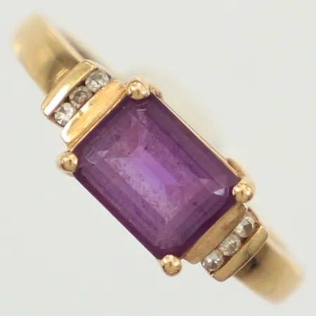 Ring diamanter 6xca0,005ct, lila sten, stl 18, bredd 6,8mm, lös sten, GHA, 18K  Vikt: 3,4 g