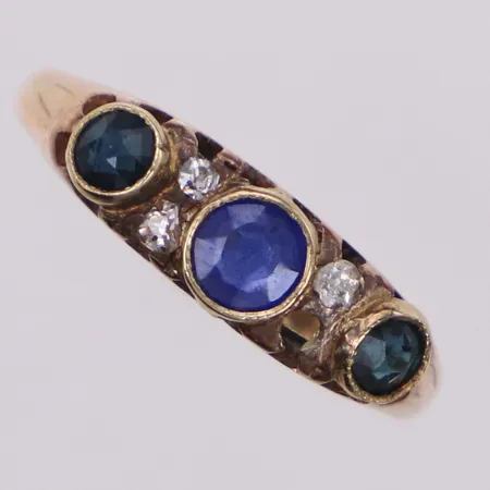 Ring med safirer samt diamanter 3xca0,02ct, stl 16¾, bredd 1,8-5,1mm, en diamant saknas, 14K Vikt: 2,1 g