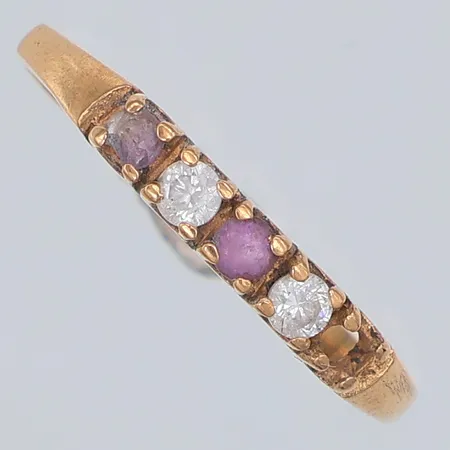 Ring, vita & lila stenar, stl 17¼, en sten saknas, 18K Vikt: 1,4 g