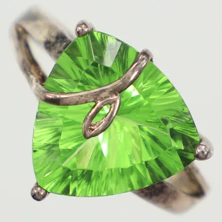 Ring grön sten, stl 17¼, bredd 14,5mm, 925/1000 silver  Vikt: 4 g