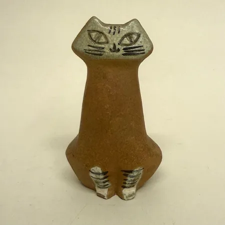 Figurin, höjd 12cm,  Katt ur serien Lilla Zoo, design Lisa Larsson år 1955, stämplad E, nagg nertill, delvis glaserat stengods Skickas med paket.