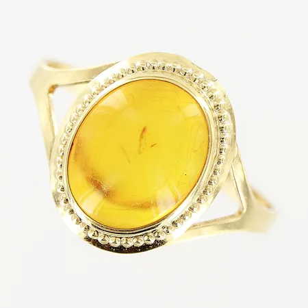 Ring med brun sten, troligen bärnsten, stl 17¾, bredd 2-12mm, 18K Vikt: 1,3 g