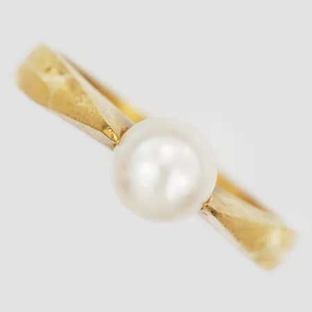 Ring med pärla, stl 18¾, gravyr, 23K Vikt: 6 g