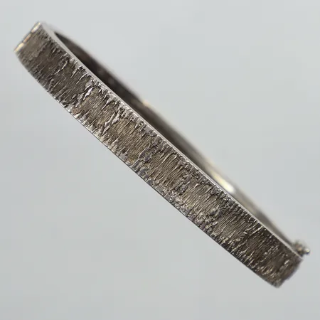 Stelt armband, ca Ø6cm, innermått 18cm, bredd 8mm, skevt, bucklig, Kollmar & Jourdan, 935/1000 silver  Vikt: 13,8 g