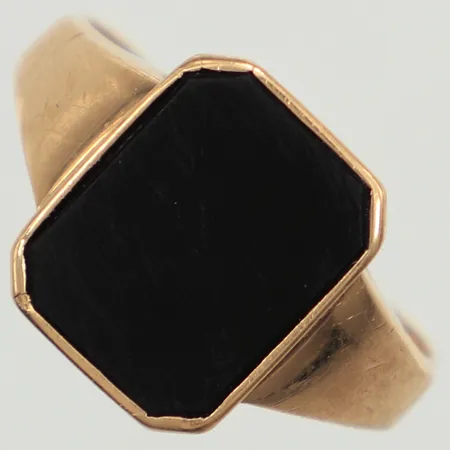 Klackring med onyx, stl 20, bredd 2,3-13,3mm, skev, skadad sten, 18K  Vikt: 3,2 g