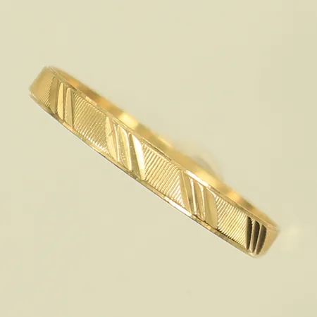 Ring med mönster, stl 21¼, bredd 2,8mm, 14K  Vikt: 1 g