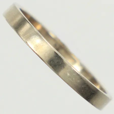 Ring slät, stl 18¾, bredd 2,5mm, gravyr, vitguld, 18K  Vikt: 3 g