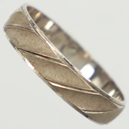 Ring matterad, stl 21¼, bredd 5mm, 925/1000 silver  Vikt: 2,9 g