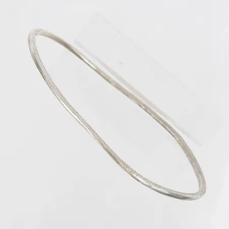 Armring, Ø6cm, innermått 20cm, bredd 1-2mm, bucklig, ostämplad, silver  Vikt: 6,8 g