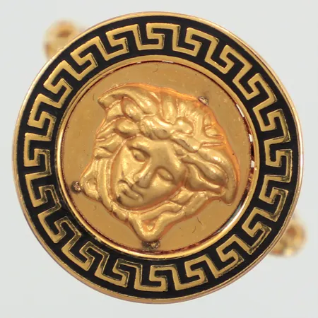 Ring, medusa, stl 18¼, bredd Ø18mm, svart emalj, 21K  Vikt: 4,9 g