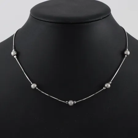 Halssmycke med några kulor, längd 42cm, silver  Vikt: 5,7 g