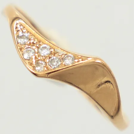 Ring diamanter 6x ca 0,01ct, stl 17, bredd 5,5mm, 18K  Vikt: 1,6 g