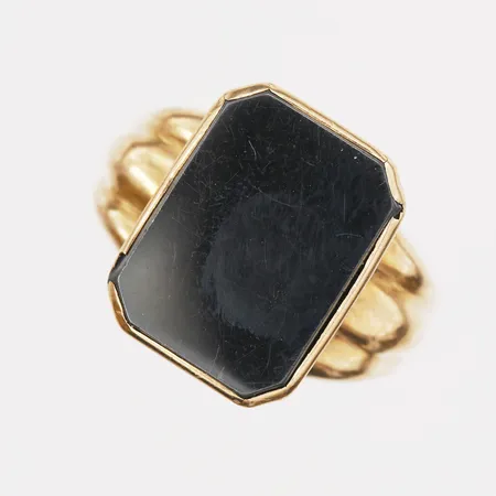 Ring med hematit, stl 17¼, tillverkad av Hallberg Guldvarufirma Bengt år 1956 i Köping, 18K, bruttovikt 5,7g Vikt: 5,7 g