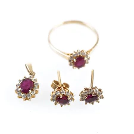 Ring, hänge och örhängen m vita och röda stenar, stl 17½(55), 10mm x 8mm, 18k, 1 stoppare saknas Vikt: 5,2 g