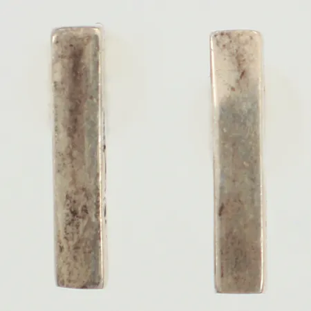 Ett par örhängen, Efva Attling, Little Thin Ear, längd 12,3mm, bredd 2,5mm, snurrebuss i plast, silver Vikt: 1,7 g