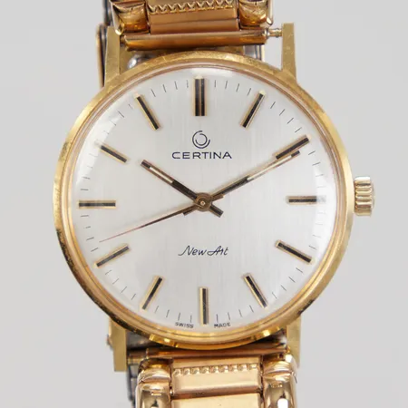 Herrur Certina New Art 18K, manuell, Ø ca 34mm, gravyr, förgyllt stållänk, original läderband medföljer, något slitet, bruttovikt inkl stållänk 69,6g Vikt: 69,6 g