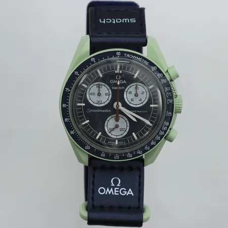 Armbandsur, Swatch/Omega MoonSwatch, Mission on earth, bioceramic, quartz, Ø42mm, kronograf, Velcro-band, garantikort New York 22 dec 2023, manual, box. 